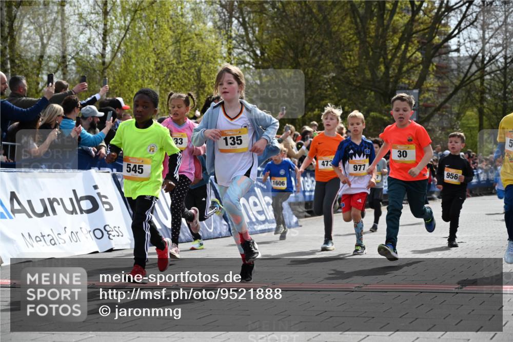 12.04.2026 - 45. Internationalen Wilhelmsburger Insellauf J. Mangold http://msf.ph/oto/9521888 12.04.2026 14:20:48 Ziel 751, 940, 958, 832, 1610, 3, 285, 1073, 767, 404, 318, 539, 431, 135, 545, 537, 30, 133, 977, 84, 1606, 473, 956, 467, 324, 299 meine-sportfotos.de