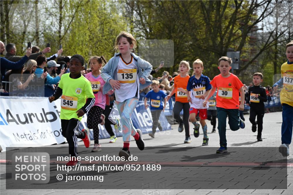 12.04.2026 - 45. Internationalen Wilhelmsburger Insellauf J. Mangold http://msf.ph/oto/9521889 12.04.2026 14:20:49 Ziel 3, 285, 1073, 767, 404, 318, 539, 431, 135, 545, 537, 30, 133, 977, 84, 1606, 473, 956, 467, 324, 299, 1605, 278 meine-sportfotos.de