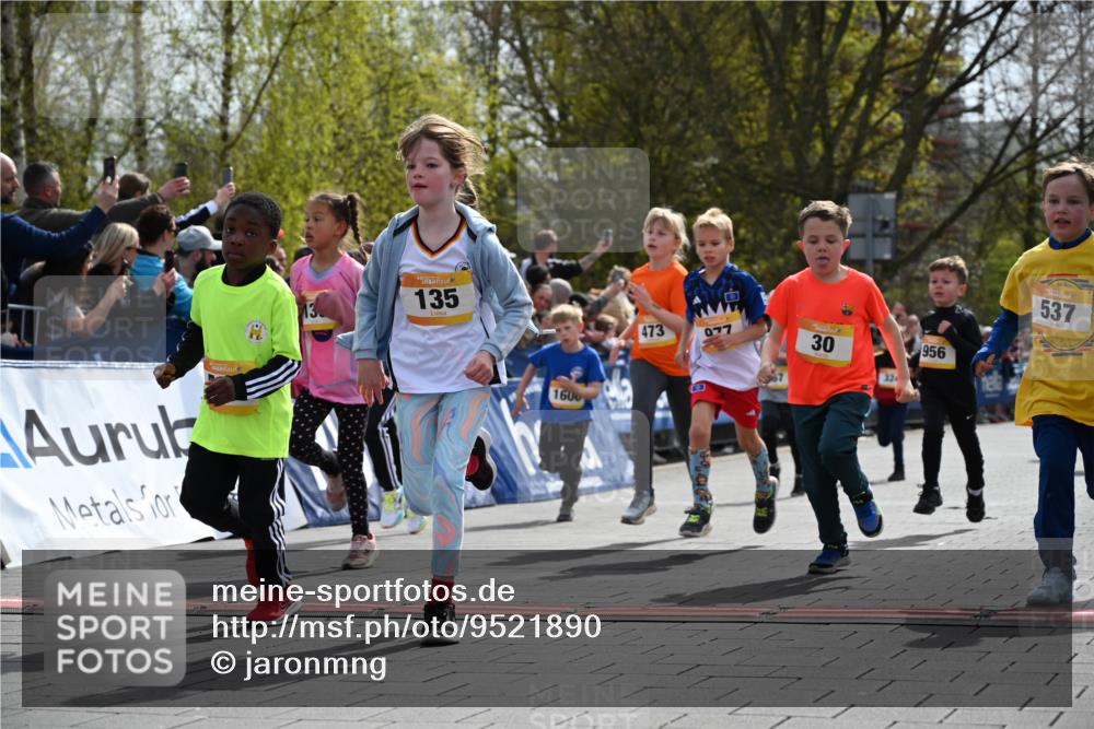 12.04.2026 - 45. Internationalen Wilhelmsburger Insellauf J. Mangold http://msf.ph/oto/9521890 12.04.2026 14:20:49 Ziel 3, 285, 1073, 767, 404, 318, 539, 431, 135, 545, 537, 30, 133, 977, 84, 1606, 473, 956, 467, 324, 299, 1605, 278 meine-sportfotos.de