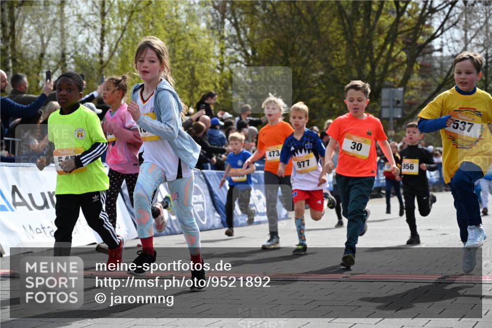 12.04.2026 - 45. Internationalen Wilhelmsburger Insellauf J. Mangold http://msf.ph/oto/9521892 12.04.2026 14:20:49 Ziel 3, 285, 1073, 767, 404, 318, 539, 431, 135, 545, 537, 30, 133, 977, 84, 1606, 473, 956, 467, 324, 299, 1605, 278 meine-sportfotos.de