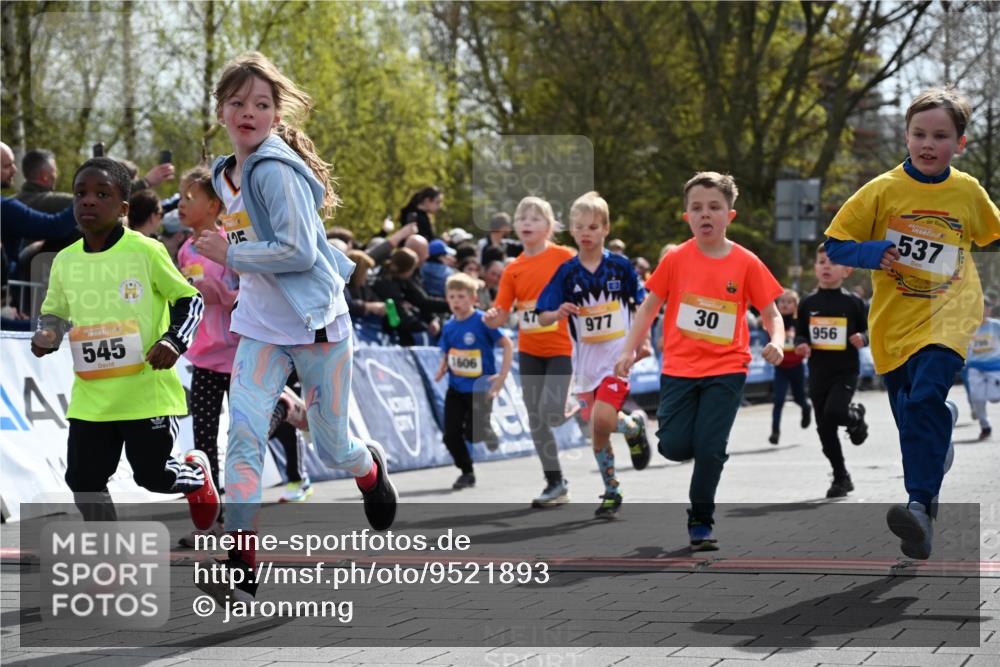 12.04.2026 - 45. Internationalen Wilhelmsburger Insellauf J. Mangold http://msf.ph/oto/9521893 12.04.2026 14:20:49 Ziel 3, 285, 1073, 767, 404, 318, 539, 431, 135, 545, 537, 30, 133, 977, 84, 1606, 473, 956, 467, 324, 299, 1605, 278 meine-sportfotos.de