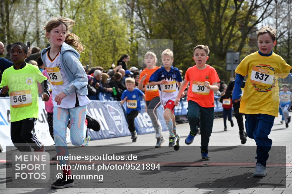 12.04.2026 - 45. Internationalen Wilhelmsburger Insellauf J. Mangold http://msf.ph/oto/9521894 12.04.2026 14:20:49 Ziel 3, 285, 1073, 767, 404, 318, 539, 431, 135, 545, 537, 30, 133, 977, 84, 1606, 473, 956, 467, 324, 299, 1605, 278 meine-sportfotos.de