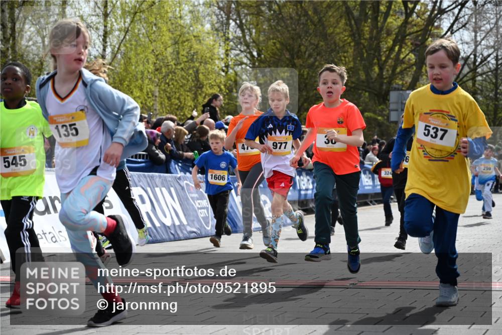 12.04.2026 - 45. Internationalen Wilhelmsburger Insellauf J. Mangold http://msf.ph/oto/9521895 12.04.2026 14:20:49 Ziel 3, 285, 1073, 767, 404, 318, 539, 431, 135, 545, 537, 30, 133, 977, 84, 1606, 473, 956, 467, 324, 299, 1605, 278 meine-sportfotos.de