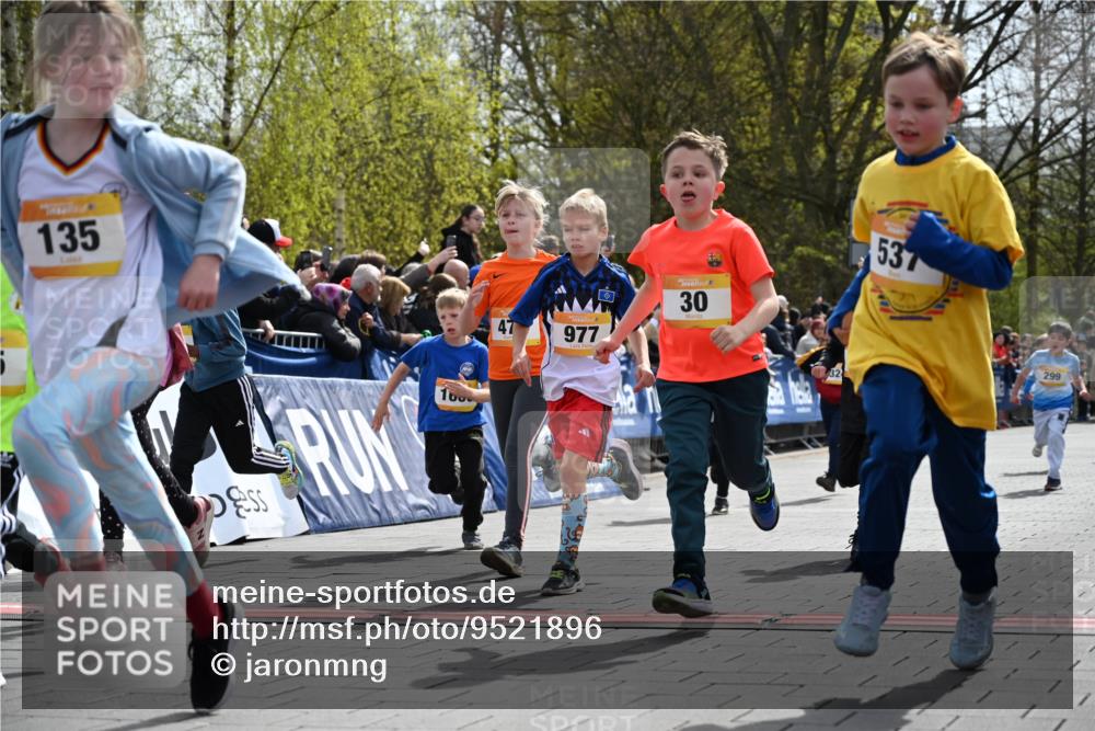 12.04.2026 - 45. Internationalen Wilhelmsburger Insellauf J. Mangold http://msf.ph/oto/9521896 12.04.2026 14:20:49 Ziel 3, 285, 1073, 767, 404, 318, 539, 431, 135, 545, 537, 30, 133, 977, 84, 1606, 473, 956, 467, 324, 299, 1605, 278 meine-sportfotos.de