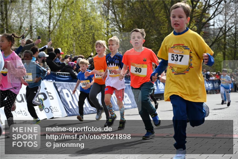 12.04.2026 - 45. Internationalen Wilhelmsburger Insellauf J. Mangold http://msf.ph/oto/9521898 12.04.2026 14:20:49 Ziel 3, 285, 1073, 767, 404, 318, 539, 431, 135, 545, 537, 30, 133, 977, 84, 1606, 473, 956, 467, 324, 299, 1605, 278 meine-sportfotos.de