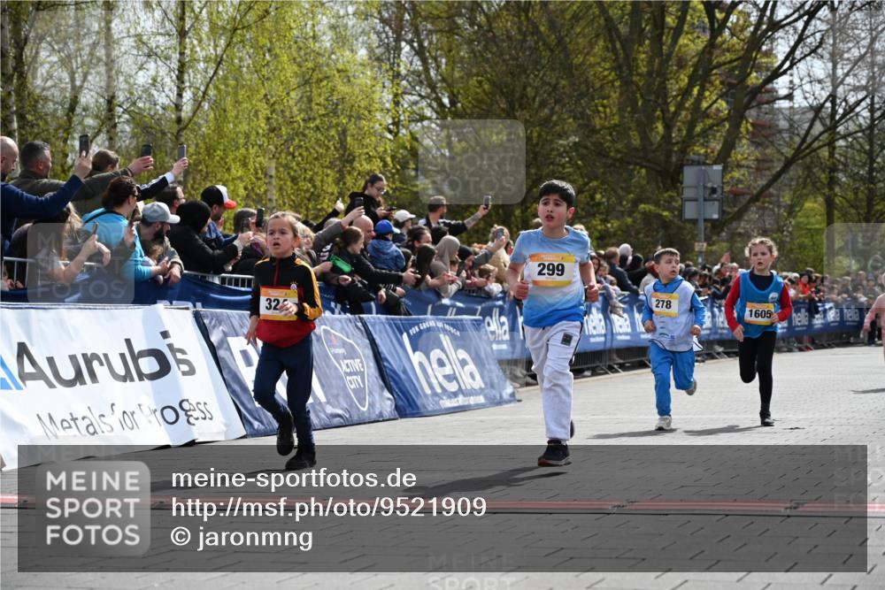 12.04.2026 - 45. Internationalen Wilhelmsburger Insellauf J. Mangold http://msf.ph/oto/9521909 12.04.2026 14:20:52 Ziel 431, 135, 545, 537, 30, 133, 977, 84, 1606, 473, 956, 467, 324, 299, 1605, 278, 760 meine-sportfotos.de