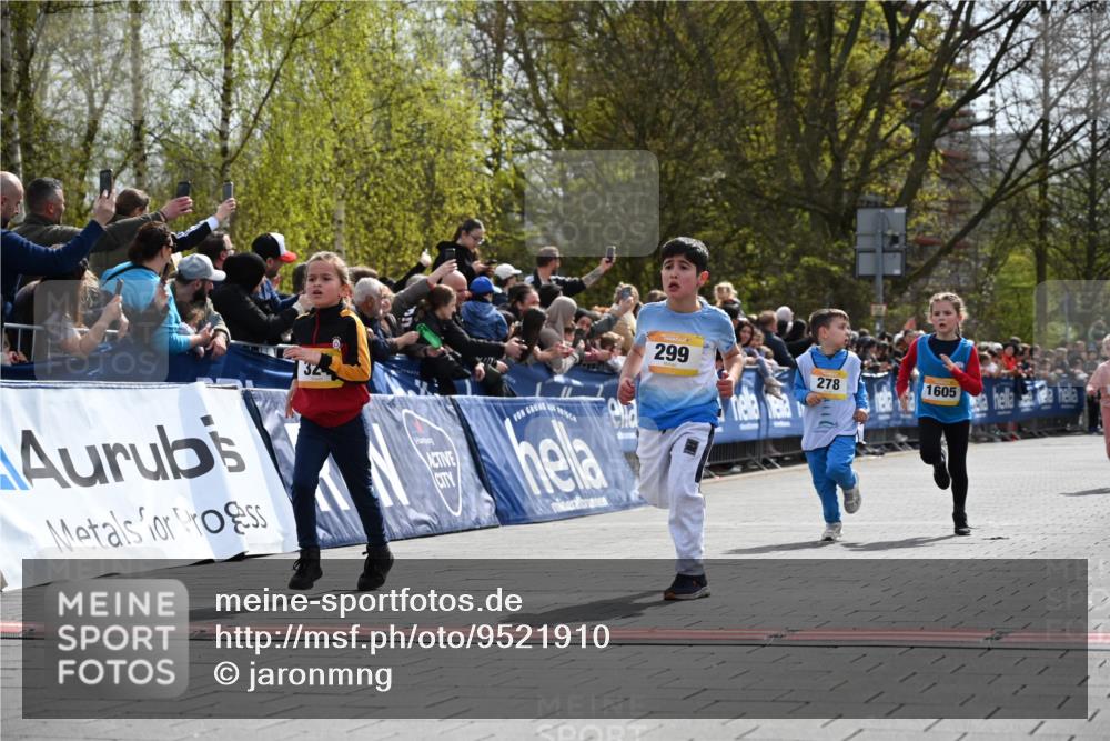 12.04.2026 - 45. Internationalen Wilhelmsburger Insellauf J. Mangold http://msf.ph/oto/9521910 12.04.2026 14:20:52 Ziel 431, 135, 545, 537, 30, 133, 977, 84, 1606, 473, 956, 467, 324, 299, 1605, 278, 760 meine-sportfotos.de