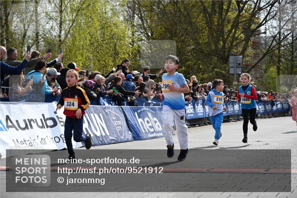 12.04.2026 - 45. Internationalen Wilhelmsburger Insellauf J. Mangold http://msf.ph/oto/9521912 12.04.2026 14:20:52 Ziel 431, 135, 545, 537, 30, 133, 977, 84, 1606, 473, 956, 467, 324, 299, 1605, 278, 760 meine-sportfotos.de