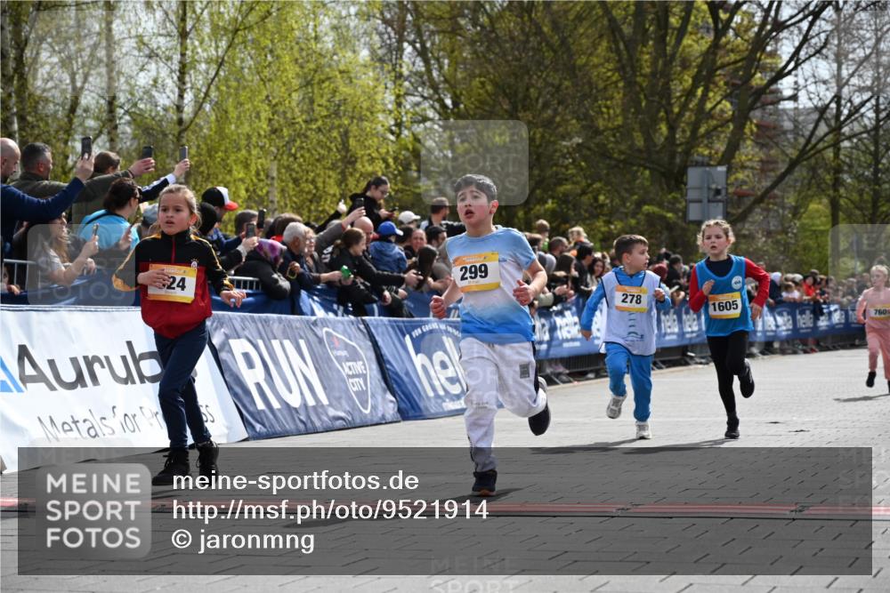 12.04.2026 - 45. Internationalen Wilhelmsburger Insellauf J. Mangold http://msf.ph/oto/9521914 12.04.2026 14:20:52 Ziel 431, 135, 545, 537, 30, 133, 977, 84, 1606, 473, 956, 467, 324, 299, 1605, 278, 760 meine-sportfotos.de
