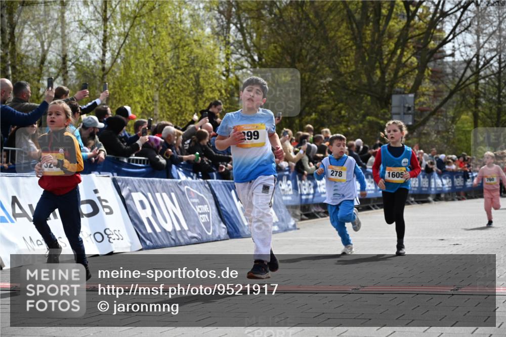 12.04.2026 - 45. Internationalen Wilhelmsburger Insellauf J. Mangold http://msf.ph/oto/9521917 12.04.2026 14:20:52 Ziel 431, 135, 545, 537, 30, 133, 977, 84, 1606, 473, 956, 467, 324, 299, 1605, 278, 760 meine-sportfotos.de