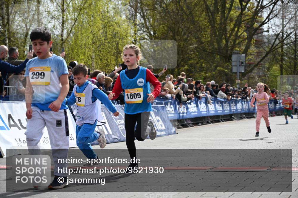 12.04.2026 - 45. Internationalen Wilhelmsburger Insellauf J. Mangold http://msf.ph/oto/9521930 12.04.2026 14:20:54 Ziel 1606, 473, 956, 467, 324, 299, 1605, 278, 760 meine-sportfotos.de