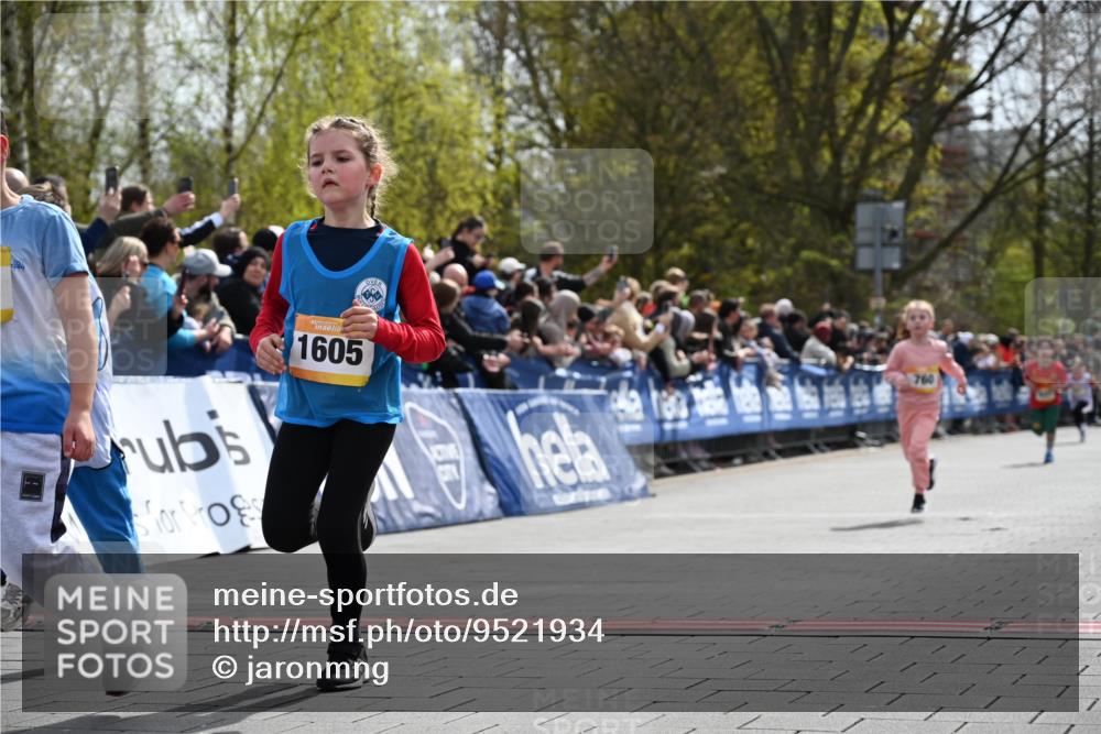 12.04.2026 - 45. Internationalen Wilhelmsburger Insellauf J. Mangold http://msf.ph/oto/9521934 12.04.2026 14:20:54 Ziel 1606, 473, 956, 467, 324, 299, 1605, 278, 760 meine-sportfotos.de