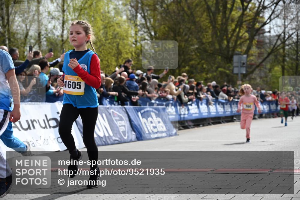 12.04.2026 - 45. Internationalen Wilhelmsburger Insellauf J. Mangold http://msf.ph/oto/9521935 12.04.2026 14:20:54 Ziel 1606, 473, 956, 467, 324, 299, 1605, 278, 760 meine-sportfotos.de