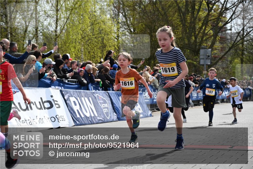 12.04.2026 - 45. Internationalen Wilhelmsburger Insellauf J. Mangold http://msf.ph/oto/9521964 12.04.2026 14:21:01 Ziel 257, 463, 437, 1616, 692, 696, 107, 818, 732, 756, 1603, 162 meine-sportfotos.de