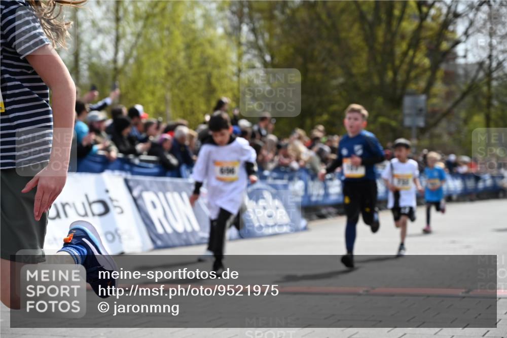 12.04.2026 - 45. Internationalen Wilhelmsburger Insellauf J. Mangold http://msf.ph/oto/9521975 12.04.2026 14:21:01 Ziel 257, 463, 437, 1616, 692, 696, 107, 818, 732, 756, 1603, 162 meine-sportfotos.de