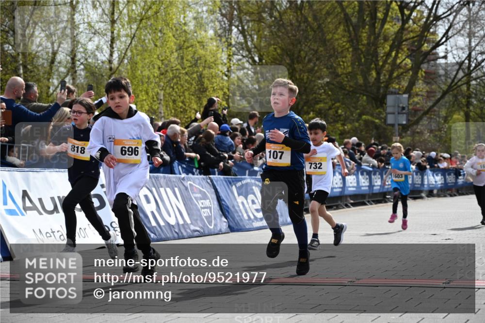 12.04.2026 - 45. Internationalen Wilhelmsburger Insellauf J. Mangold http://msf.ph/oto/9521977 12.04.2026 14:21:02 Ziel 257, 463, 437, 1616, 692, 696, 107, 818, 732, 756, 1603, 162 meine-sportfotos.de