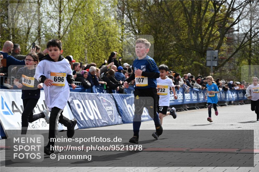 12.04.2026 - 45. Internationalen Wilhelmsburger Insellauf J. Mangold http://msf.ph/oto/9521978 12.04.2026 14:21:02 Ziel 257, 463, 437, 1616, 692, 696, 107, 818, 732, 756, 1603, 162 meine-sportfotos.de