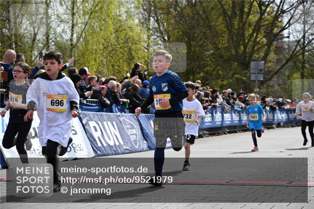12.04.2026 - 45. Internationalen Wilhelmsburger Insellauf J. Mangold http://msf.ph/oto/9521979 12.04.2026 14:21:02 Ziel 257, 463, 437, 1616, 692, 696, 107, 818, 732, 756, 1603, 162 meine-sportfotos.de