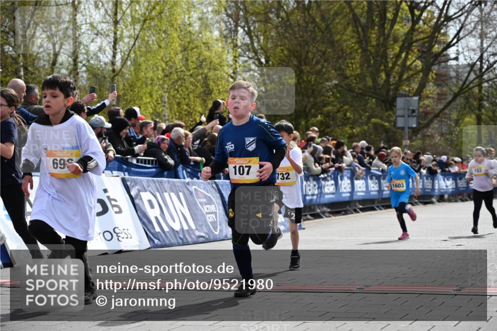 12.04.2026 - 45. Internationalen Wilhelmsburger Insellauf J. Mangold http://msf.ph/oto/9521980 12.04.2026 14:21:02 Ziel 257, 463, 437, 1616, 692, 696, 107, 818, 732, 756, 1603, 162 meine-sportfotos.de
