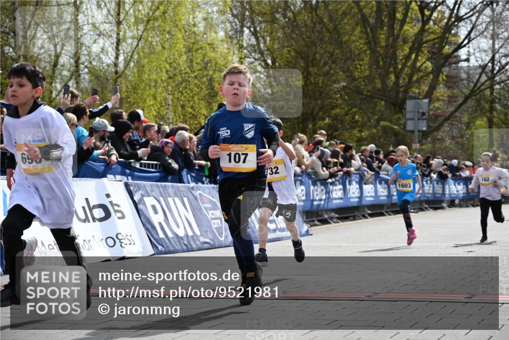 12.04.2026 - 45. Internationalen Wilhelmsburger Insellauf J. Mangold http://msf.ph/oto/9521981 12.04.2026 14:21:02 Ziel 257, 463, 437, 1616, 692, 696, 107, 818, 732, 756, 1603, 162 meine-sportfotos.de