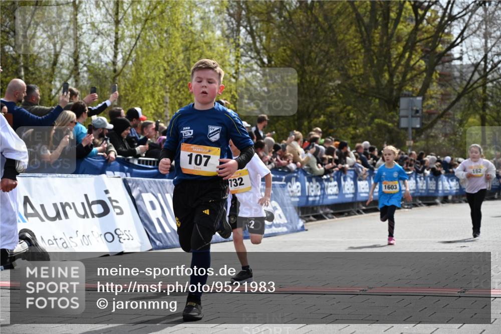 12.04.2026 - 45. Internationalen Wilhelmsburger Insellauf J. Mangold http://msf.ph/oto/9521983 12.04.2026 14:21:03 Ziel 257, 463, 437, 1616, 692, 696, 107, 818, 732, 756, 1603, 162 meine-sportfotos.de