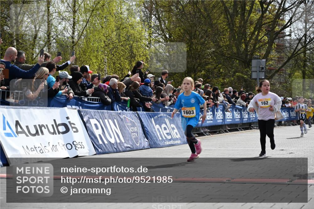 12.04.2026 - 45. Internationalen Wilhelmsburger Insellauf J. Mangold http://msf.ph/oto/9521985 12.04.2026 14:21:04 Ziel 437, 1616, 692, 696, 107, 818, 732, 756, 1603, 162, 280, 149 meine-sportfotos.de