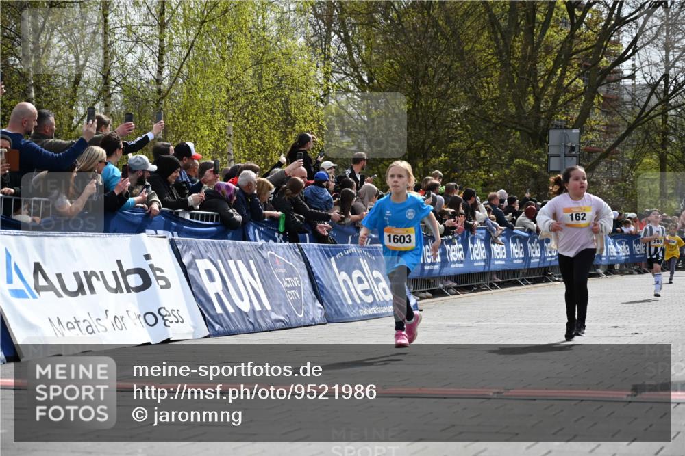 12.04.2026 - 45. Internationalen Wilhelmsburger Insellauf J. Mangold http://msf.ph/oto/9521986 12.04.2026 14:21:04 Ziel 437, 1616, 692, 696, 107, 818, 732, 756, 1603, 162, 280, 149 meine-sportfotos.de