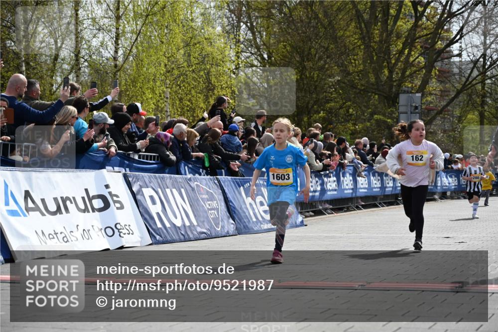 12.04.2026 - 45. Internationalen Wilhelmsburger Insellauf J. Mangold http://msf.ph/oto/9521987 12.04.2026 14:21:04 Ziel 437, 1616, 692, 696, 107, 818, 732, 756, 1603, 162, 280, 149 meine-sportfotos.de