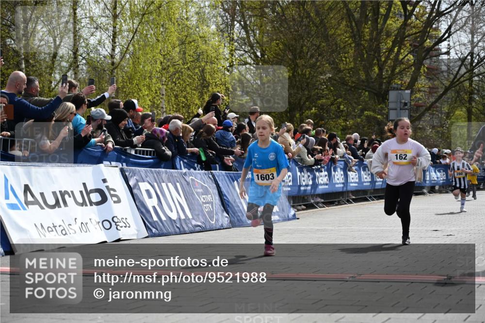 12.04.2026 - 45. Internationalen Wilhelmsburger Insellauf J. Mangold http://msf.ph/oto/9521988 12.04.2026 14:21:04 Ziel 437, 1616, 692, 696, 107, 818, 732, 756, 1603, 162, 280, 149 meine-sportfotos.de