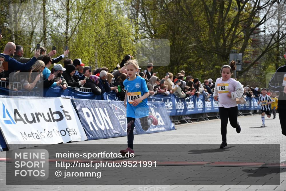 12.04.2026 - 45. Internationalen Wilhelmsburger Insellauf J. Mangold http://msf.ph/oto/9521991 12.04.2026 14:21:04 Ziel 437, 1616, 692, 696, 107, 818, 732, 756, 1603, 162, 280, 149 meine-sportfotos.de