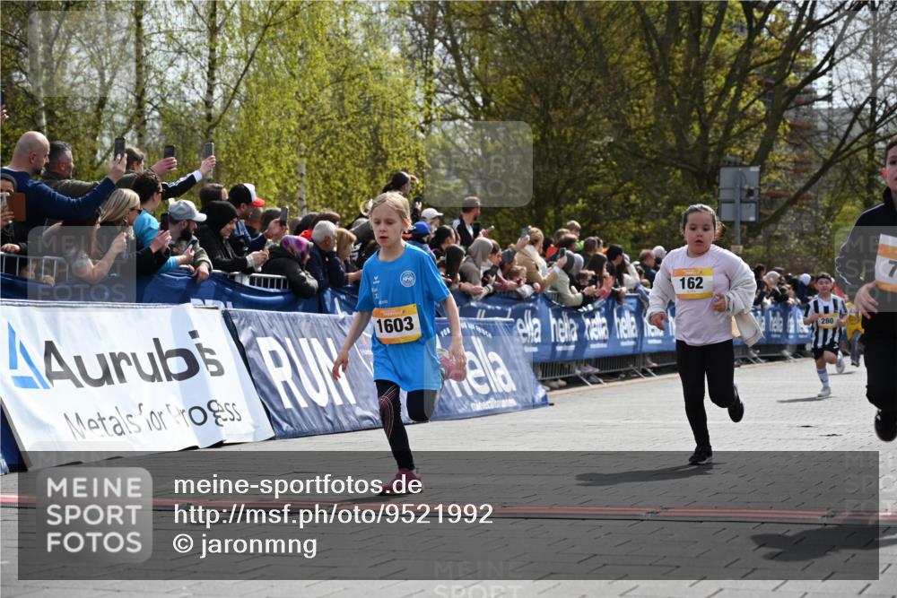 12.04.2026 - 45. Internationalen Wilhelmsburger Insellauf J. Mangold http://msf.ph/oto/9521992 12.04.2026 14:21:04 Ziel 437, 1616, 692, 696, 107, 818, 732, 756, 1603, 162, 280, 149 meine-sportfotos.de