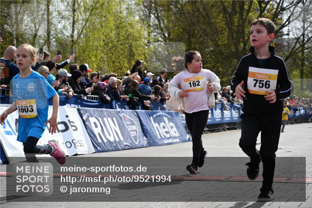 12.04.2026 - 45. Internationalen Wilhelmsburger Insellauf J. Mangold http://msf.ph/oto/9521994 12.04.2026 14:21:05 Ziel 696, 107, 818, 732, 756, 1603, 162, 280, 149 meine-sportfotos.de