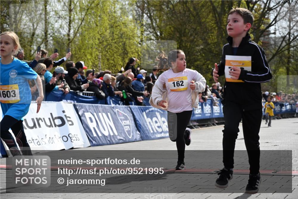12.04.2026 - 45. Internationalen Wilhelmsburger Insellauf J. Mangold http://msf.ph/oto/9521995 12.04.2026 14:21:05 Ziel 696, 107, 818, 732, 756, 1603, 162, 280, 149 meine-sportfotos.de