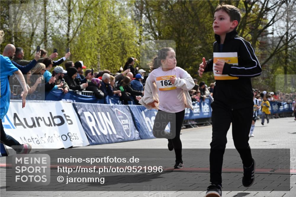 12.04.2026 - 45. Internationalen Wilhelmsburger Insellauf J. Mangold http://msf.ph/oto/9521996 12.04.2026 14:21:05 Ziel 696, 107, 818, 732, 756, 1603, 162, 280, 149 meine-sportfotos.de