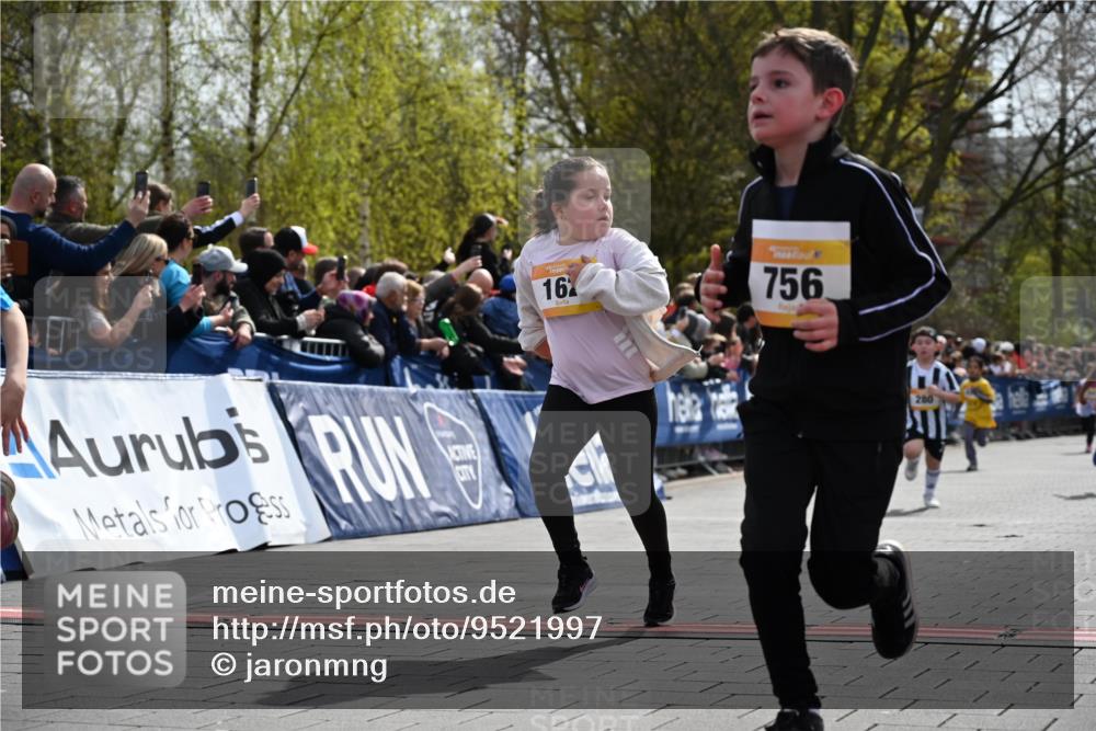 12.04.2026 - 45. Internationalen Wilhelmsburger Insellauf J. Mangold http://msf.ph/oto/9521997 12.04.2026 14:21:05 Ziel 696, 107, 818, 732, 756, 1603, 162, 280, 149 meine-sportfotos.de