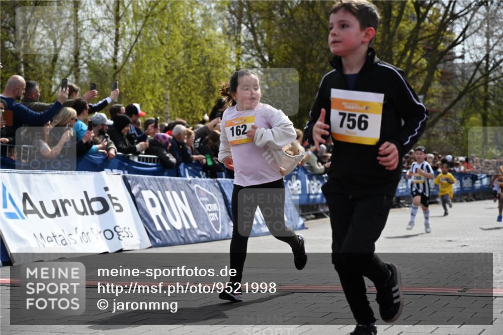 12.04.2026 - 45. Internationalen Wilhelmsburger Insellauf J. Mangold http://msf.ph/oto/9521998 12.04.2026 14:21:05 Ziel 696, 107, 818, 732, 756, 1603, 162, 280, 149 meine-sportfotos.de