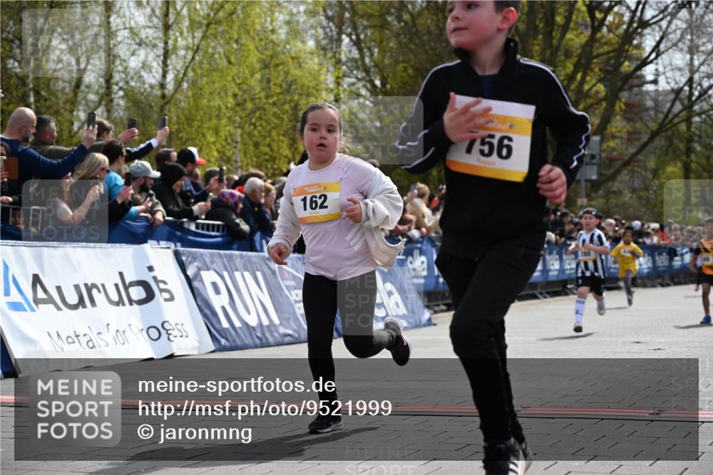12.04.2026 - 45. Internationalen Wilhelmsburger Insellauf J. Mangold http://msf.ph/oto/9521999 12.04.2026 14:21:05 Ziel 696, 107, 818, 732, 756, 1603, 162, 280, 149 meine-sportfotos.de