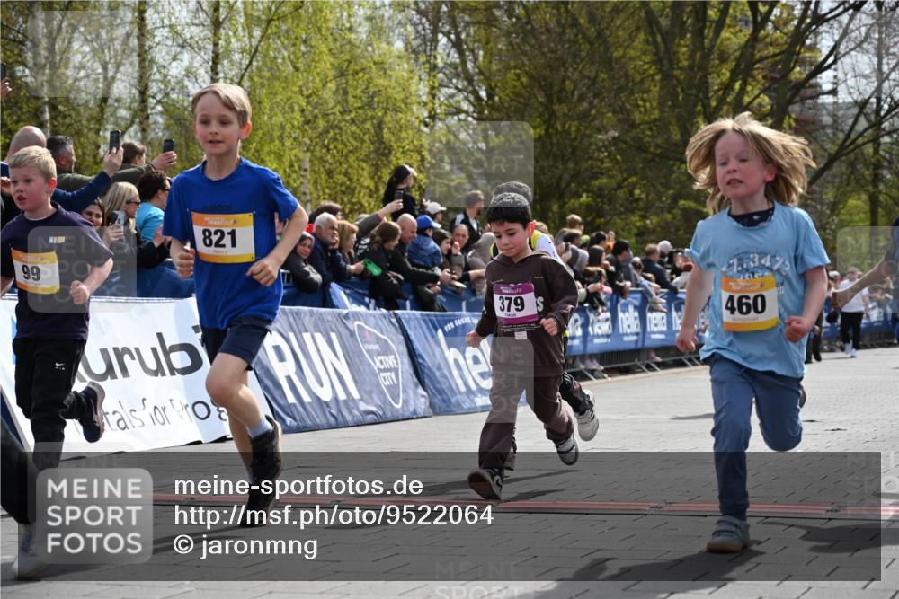 12.04.2026 - 45. Internationalen Wilhelmsburger Insellauf J. Mangold http://msf.ph/oto/9522064 12.04.2026 14:21:16 Ziel 618, 241, 306, 1001, 130, 126, 460, 821, 99, 771, 62, 768, 937, 263, 139, 1611 meine-sportfotos.de