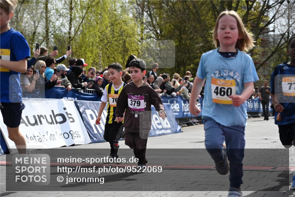 12.04.2026 - 45. Internationalen Wilhelmsburger Insellauf J. Mangold http://msf.ph/oto/9522069 12.04.2026 14:21:16 Ziel 618, 241, 306, 1001, 130, 126, 460, 821, 99, 771, 62, 768, 937, 263, 139, 1611 meine-sportfotos.de