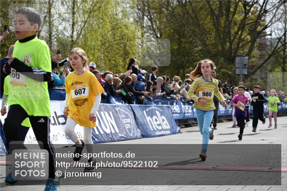 12.04.2026 - 45. Internationalen Wilhelmsburger Insellauf J. Mangold http://msf.ph/oto/9522102 12.04.2026 14:21:23 Ziel 937, 263, 139, 1611, 629, 566, 564, 607, 980, 1630, 991, 302, 562, 309, 282 meine-sportfotos.de