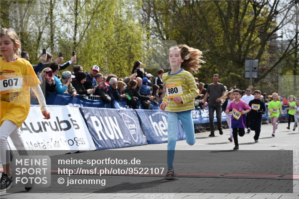 12.04.2026 - 45. Internationalen Wilhelmsburger Insellauf J. Mangold http://msf.ph/oto/9522107 12.04.2026 14:21:23 Ziel 937, 263, 139, 1611, 629, 566, 564, 607, 980, 1630, 991, 302, 562, 309, 282 meine-sportfotos.de