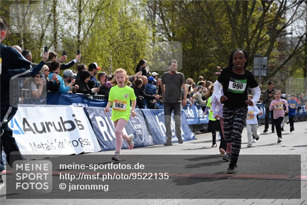12.04.2026 - 45. Internationalen Wilhelmsburger Insellauf J. Mangold http://msf.ph/oto/9522135 12.04.2026 14:21:26 Ziel 566, 564, 607, 980, 1630, 991, 302, 562, 309, 282, 528, 797, 984, 811, 128, 828, 1005 meine-sportfotos.de