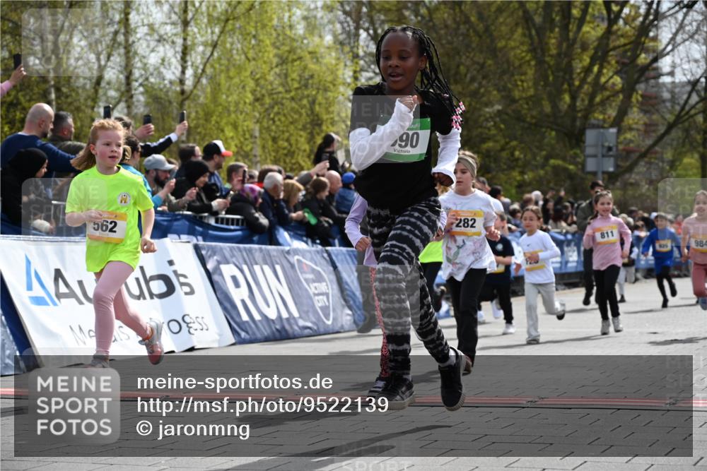 12.04.2026 - 45. Internationalen Wilhelmsburger Insellauf J. Mangold http://msf.ph/oto/9522139 12.04.2026 14:21:27 Ziel 980, 1630, 991, 302, 562, 309, 282, 528, 797, 984, 811, 128, 828, 1005, 925, 253 meine-sportfotos.de
