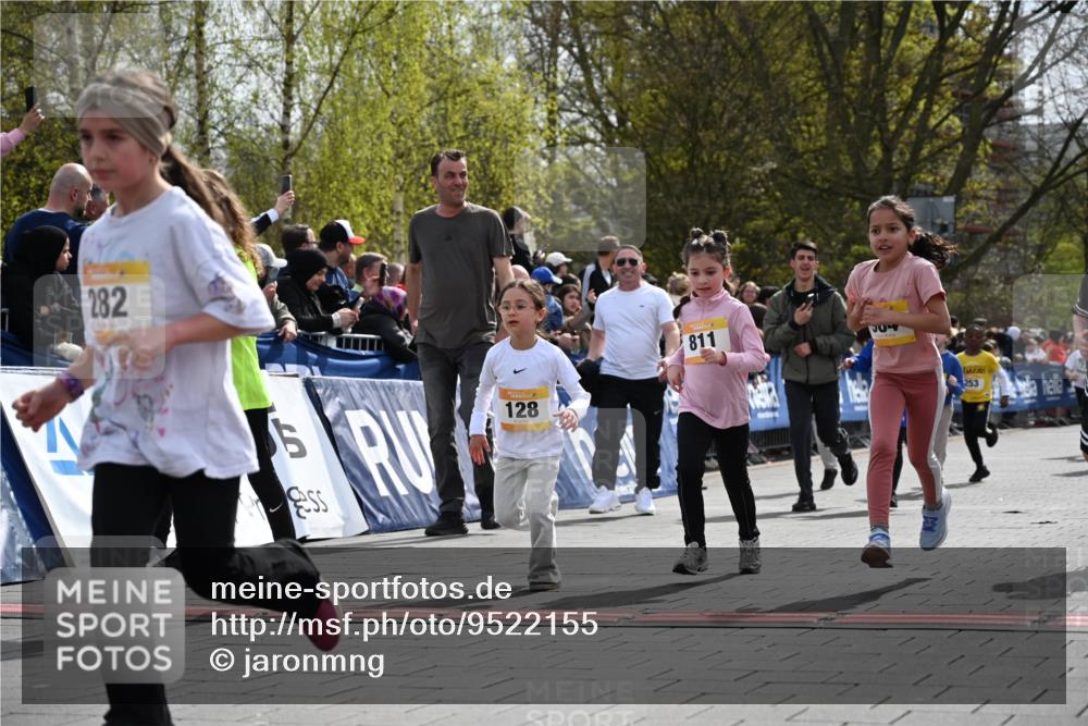 12.04.2026 - 45. Internationalen Wilhelmsburger Insellauf J. Mangold http://msf.ph/oto/9522155 12.04.2026 14:21:29 Ziel 1630, 991, 302, 562, 309, 282, 528, 797, 984, 811, 128, 828, 1005, 925, 253, 988, 964 meine-sportfotos.de