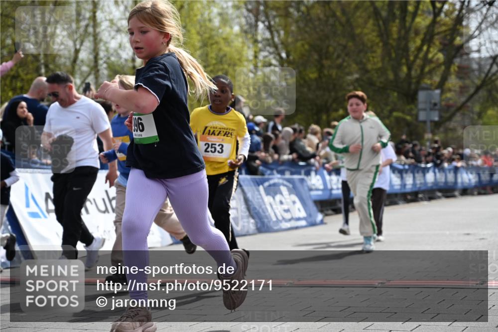 12.04.2026 - 45. Internationalen Wilhelmsburger Insellauf J. Mangold http://msf.ph/oto/9522171 12.04.2026 14:21:32 Ziel 528, 797, 984, 811, 128, 828, 1005, 925, 253, 988, 964, 972, 1627, 951 meine-sportfotos.de