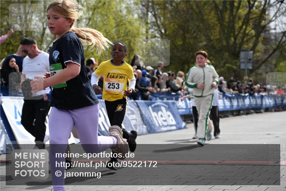 12.04.2026 - 45. Internationalen Wilhelmsburger Insellauf J. Mangold http://msf.ph/oto/9522172 12.04.2026 14:21:32 Ziel 528, 797, 984, 811, 128, 828, 1005, 925, 253, 988, 964, 972, 1627, 951 meine-sportfotos.de