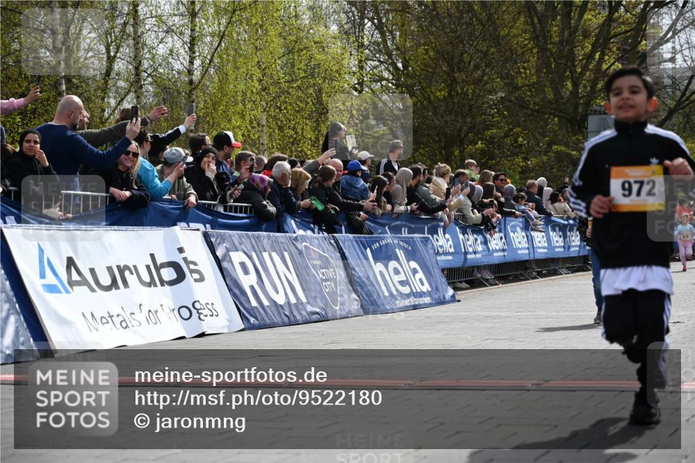 12.04.2026 - 45. Internationalen Wilhelmsburger Insellauf J. Mangold http://msf.ph/oto/9522180 12.04.2026 14:21:35 Ziel 925, 253, 988, 964, 972, 1627, 951, 260, 957, 823 meine-sportfotos.de