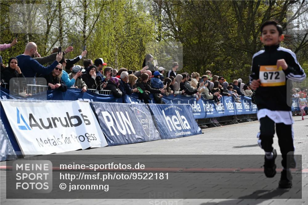 12.04.2026 - 45. Internationalen Wilhelmsburger Insellauf J. Mangold http://msf.ph/oto/9522181 12.04.2026 14:21:35 Ziel 925, 253, 988, 964, 972, 1627, 951, 260, 957, 823 meine-sportfotos.de