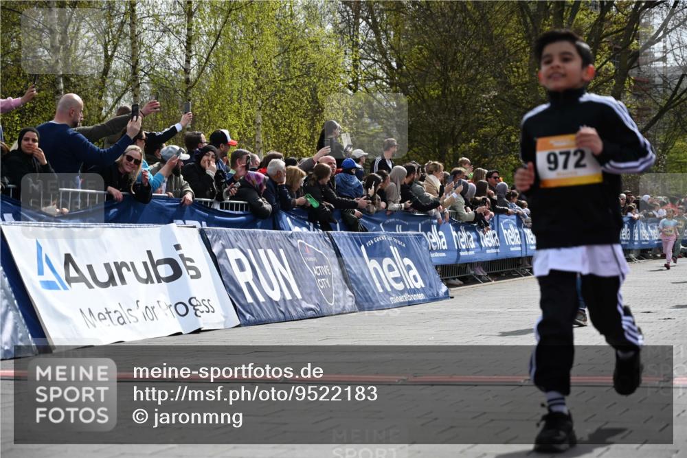 12.04.2026 - 45. Internationalen Wilhelmsburger Insellauf J. Mangold http://msf.ph/oto/9522183 12.04.2026 14:21:35 Ziel 925, 253, 988, 964, 972, 1627, 951, 260, 957, 823 meine-sportfotos.de