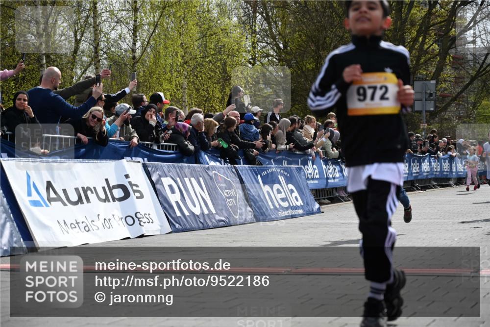 12.04.2026 - 45. Internationalen Wilhelmsburger Insellauf J. Mangold http://msf.ph/oto/9522186 12.04.2026 14:21:35 Ziel 925, 253, 988, 964, 972, 1627, 951, 260, 957, 823 meine-sportfotos.de